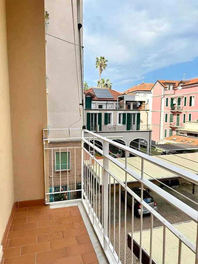 Hostdomus - Casa Corallo Alassio Italy
